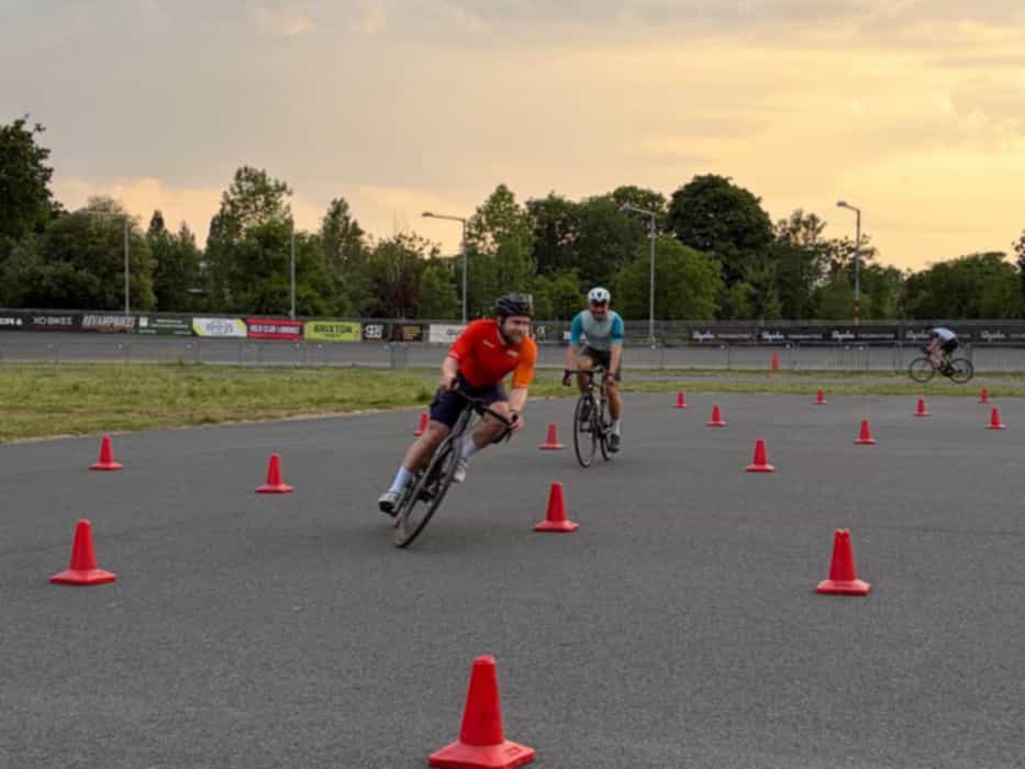 We’ve been arranging and hosting some skills session at @hernehillvelodrome to help improve rider skill and confidence. The sessions are fantastic for everyone, learning about how to better control the bike. Being able to provide session like these to our members is how we give back and keep reinvesting in our wonderful community. 

If it’s something you’d like to be part of, just reach out!

#auster #austercc #austercyclingclub #southlondoncycling #joinourclub